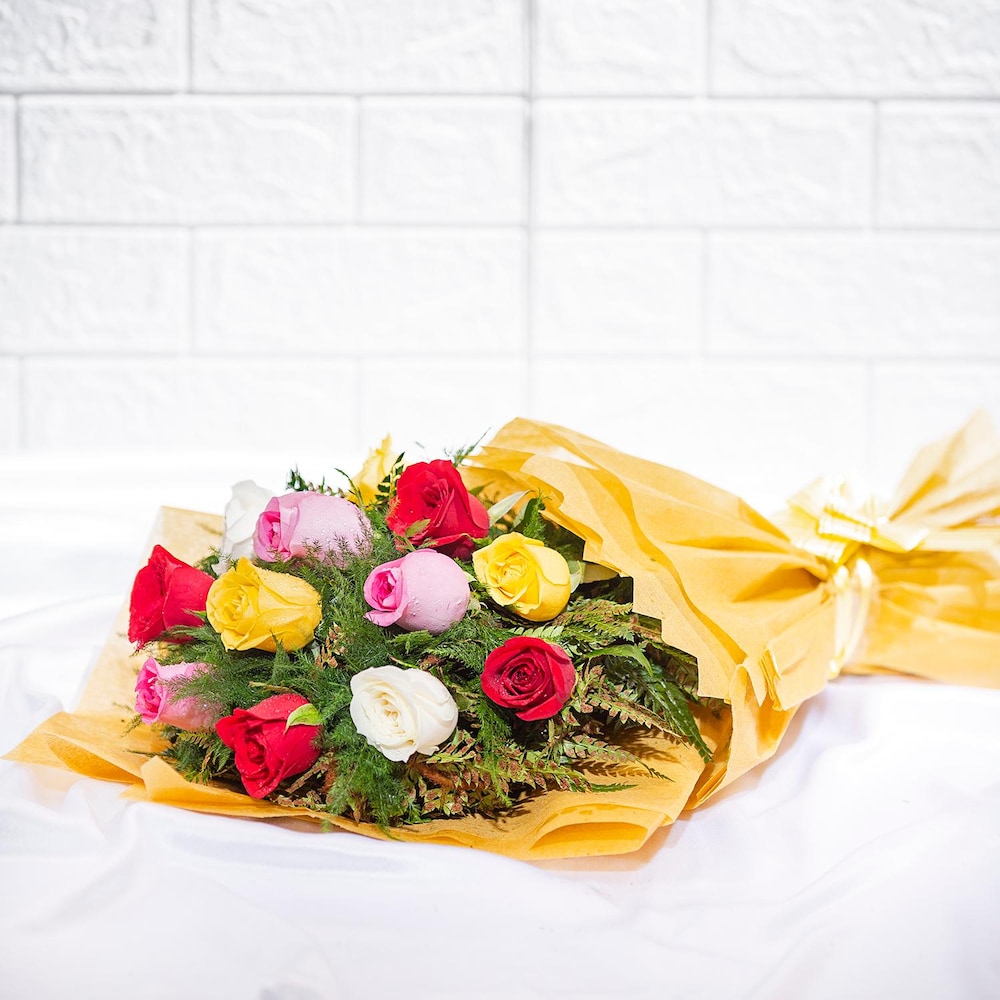 Amber Embraced Mix Roses Bouquet | Cake2homes