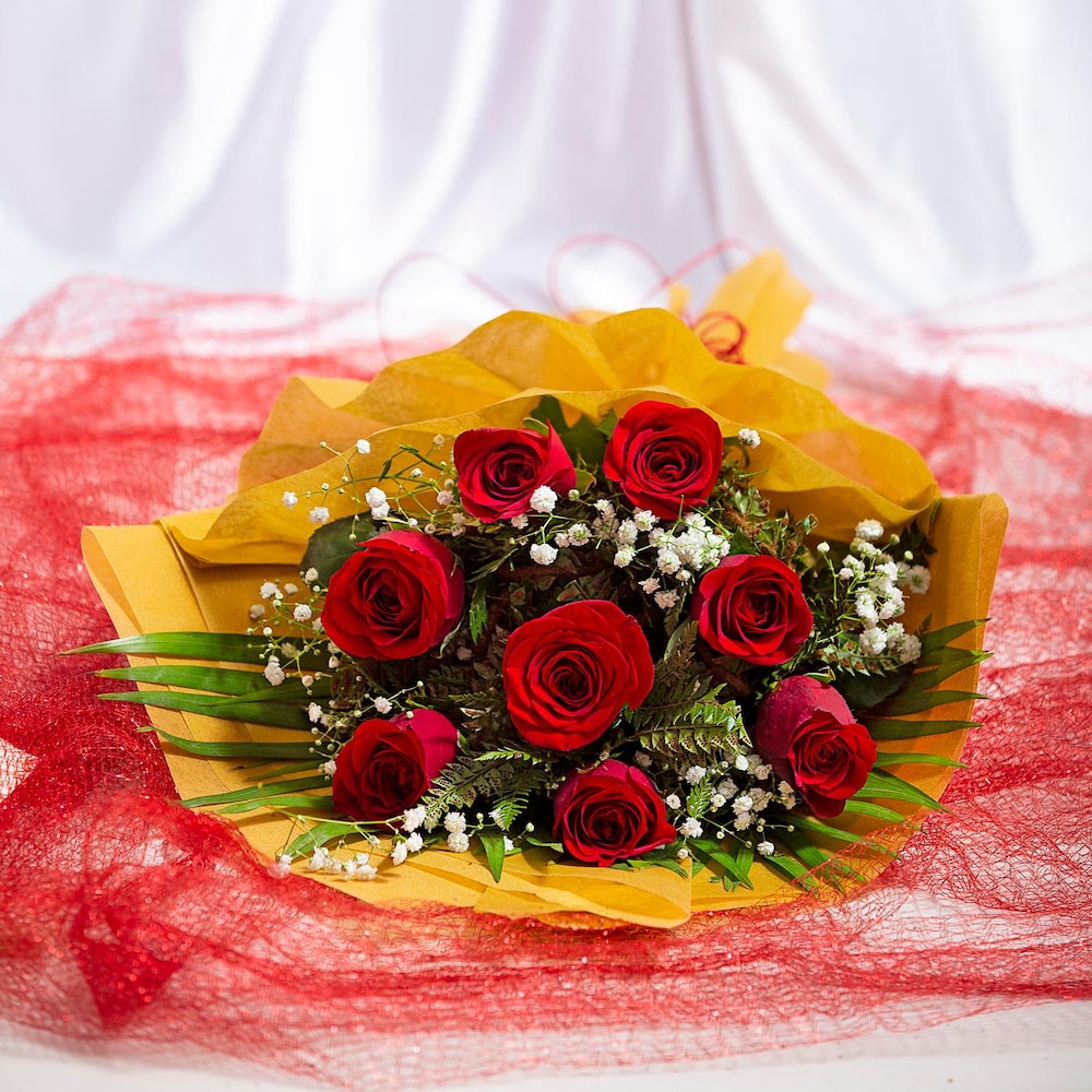 Mystique 8 Red Roses Bouquet | Cake2homes