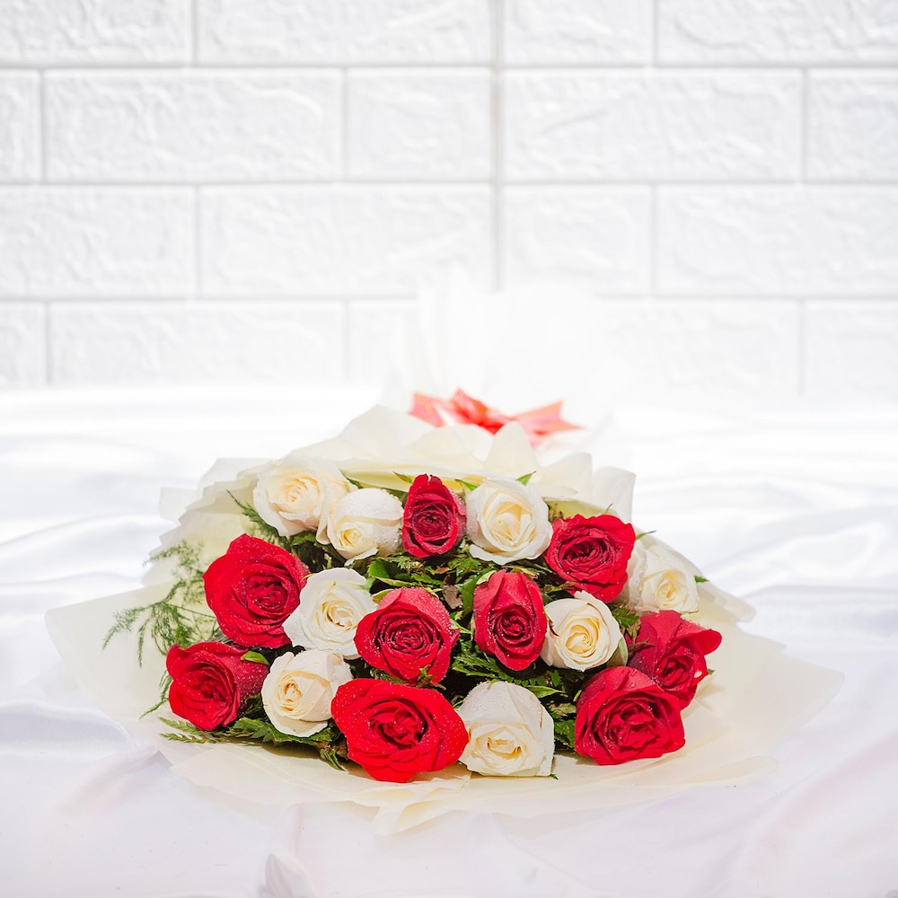 Charming Red And White Roses Arrangement | Cake2homes
