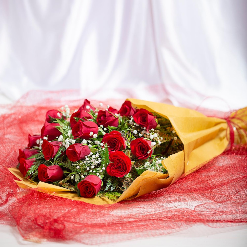 Vivid Aureate Roses Bouquet | Cake2homes