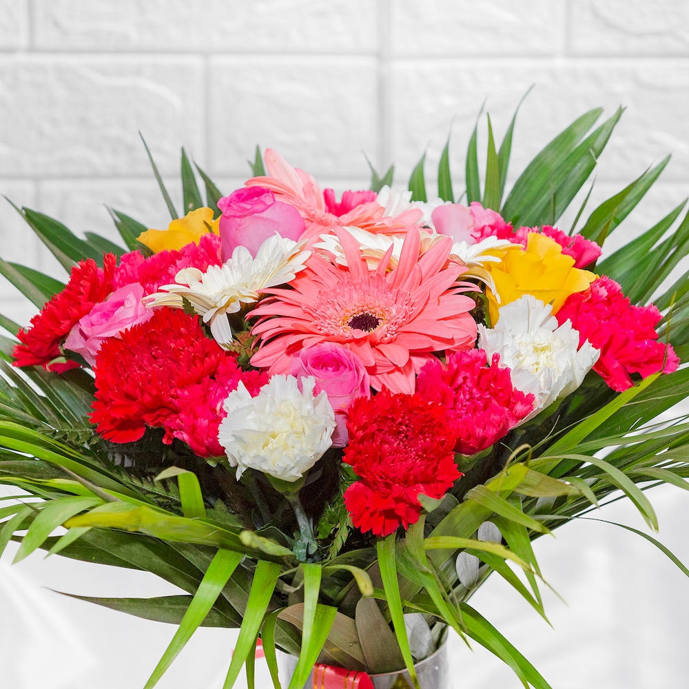 Mix Infatuation Roses In Cylindrical Vase | Cake2homes