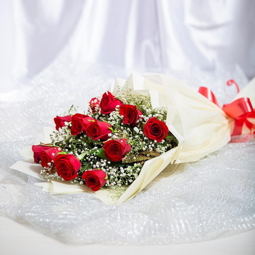 Classic Aura 12 Red Roses Bouquet | Cake2homes
