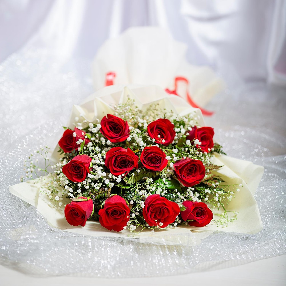 Classic Aura 12 Red Roses Bouquet | Cake2homes