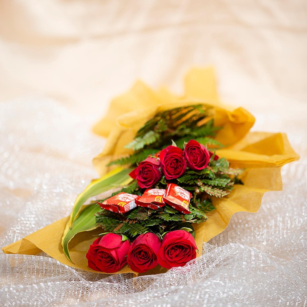 Love Chocolates With 6 Roses | Cake2homes