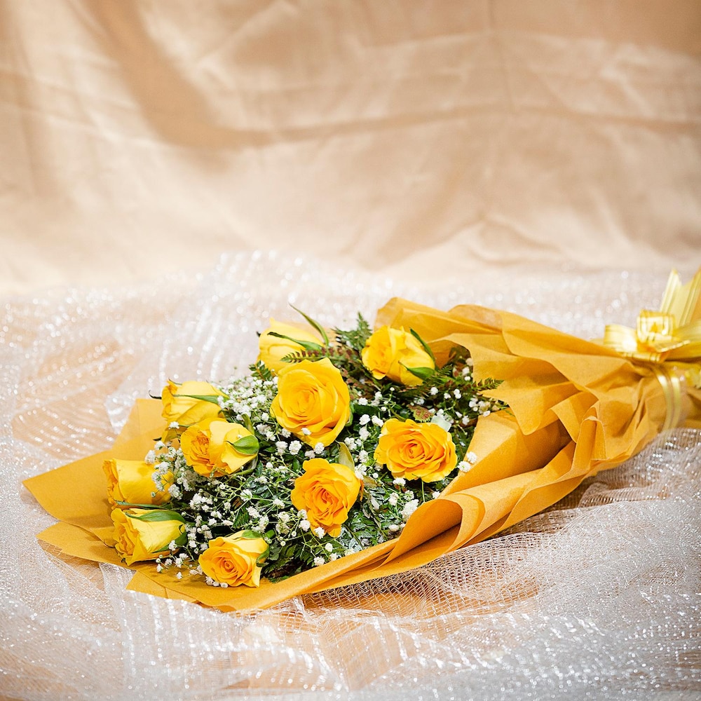 Splendid 10 Yellow Roses Bouquet | Cake2homes