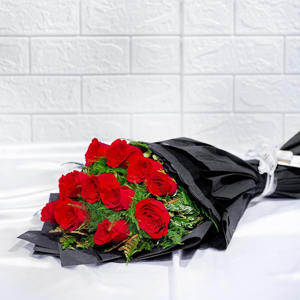 Enchanting Love Red Roses Bouquet | Cake2homes