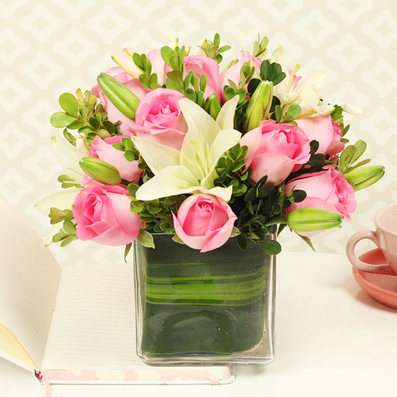 Gorgeous Rose Lily Arrangement Gorgeous Rose Lily Arrangement