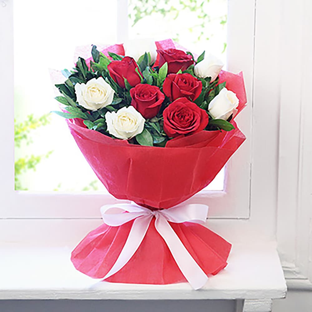 Heartfelt Miracle A Bunch Of Red & White Roses